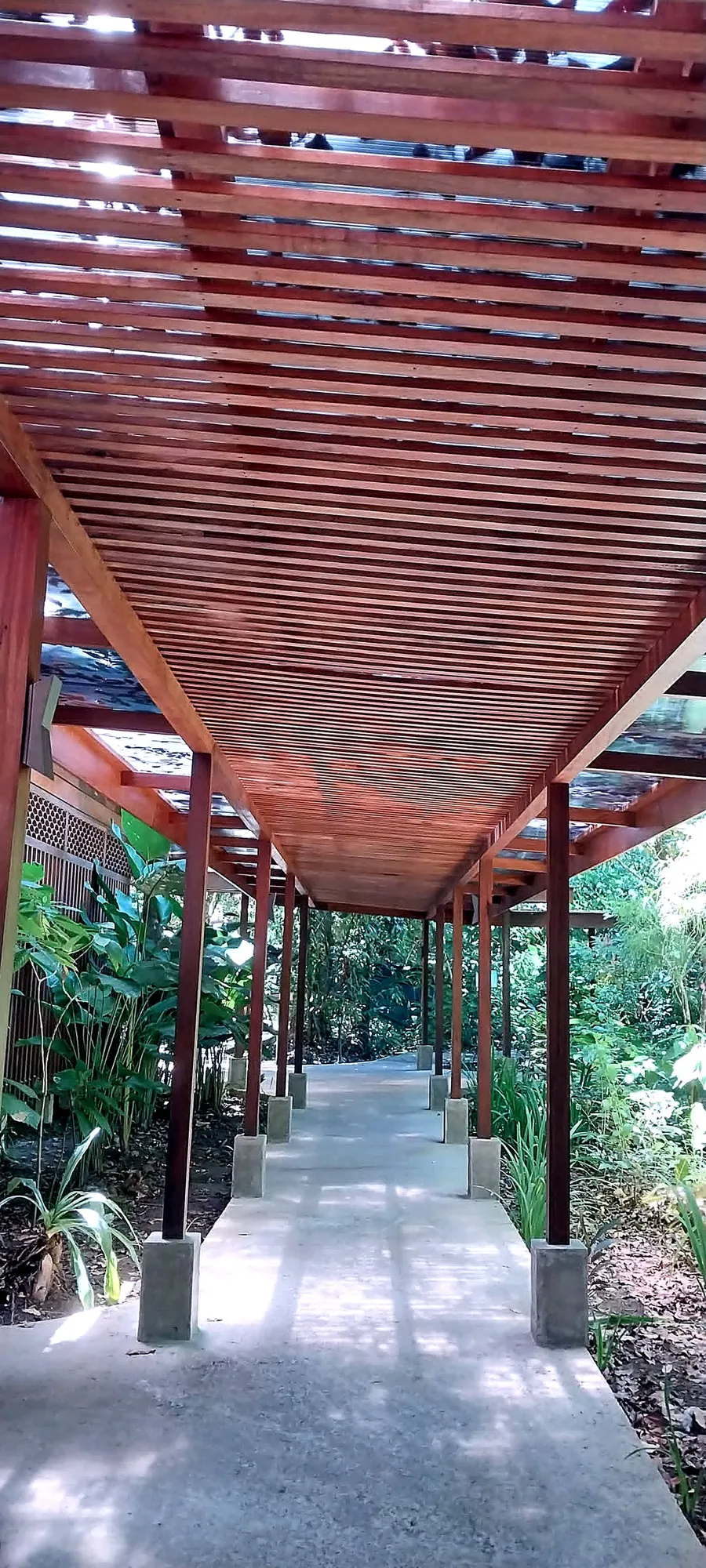 Pérgola de madera en hotel, obra de Durán