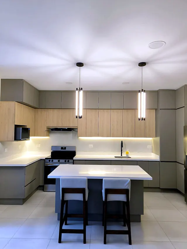 Cocina moderna a medida con iluminación integrada