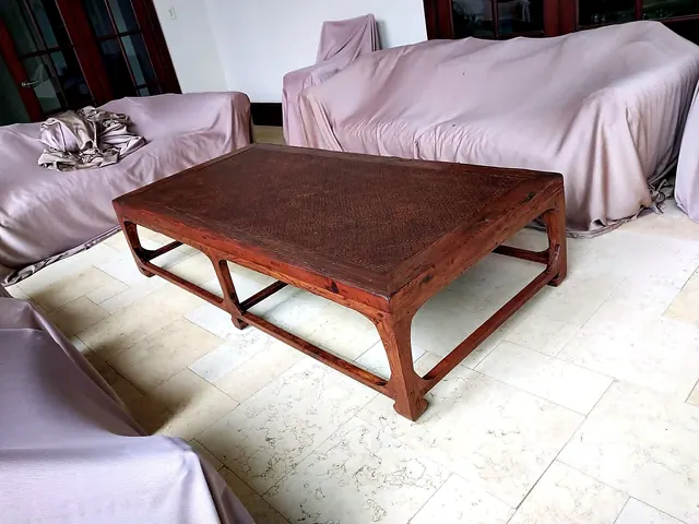 Mesa clásica de madera restaurada por Durán