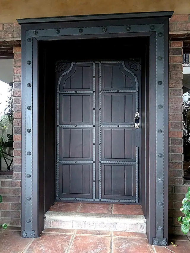 Puerta de madera fina instalada por Durán